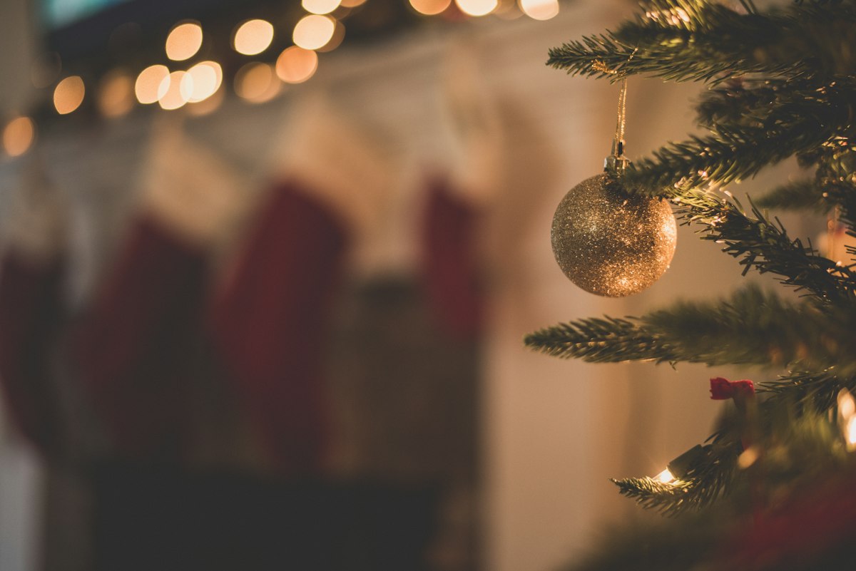Julmarknad med hantverk och glögg
